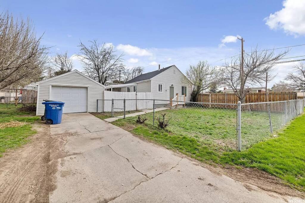Cute Entire Small House With Large Yard! Pets Welcome! West Valley City Exterior photo